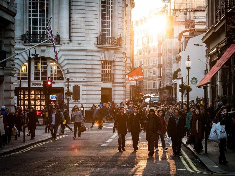 K8凯发体育团队在现代化演播中心紧张而专业地进行赛事报道与数据分析的工作场景